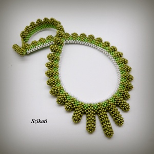 Zöld fémmentes gyöngyfűzött nyakék - ékszer - nyaklánc - statement nyaklánc - Meska.hu