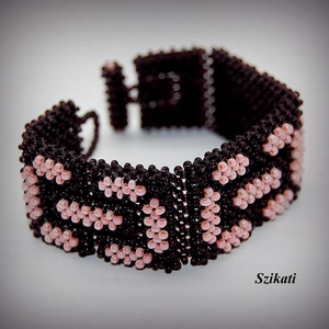 Sötétbarna - pink fémmentes gyöngyfűzött karkötő - ékszer - karkötő - gyöngyös karkötő - Meska.hu