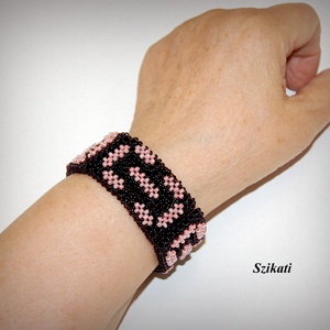 Sötétbarna - pink fémmentes gyöngyfűzött karkötő - ékszer - karkötő - gyöngyös karkötő - Meska.hu