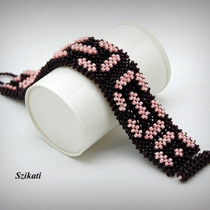 Sötétbarna - pink fémmentes gyöngyfűzött karkötő - ékszer - karkötő - gyöngyös karkötő - Meska.hu