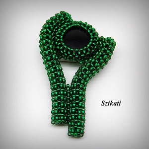 Sötétzöld - fekete gyöngyfűzött kitűző - Meska.hu