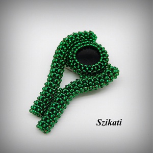 Sötétzöld - fekete gyöngyfűzött kitűző - ékszer - kitűző és bross - Meska.hu