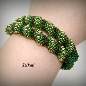 Kétsoros zöld fémmentes gyöngyfűzött karkötő - ékszer - karkötő - gyöngyös karkötő - Meska.hu