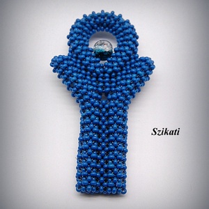 Kék gyöngyfűzött kitűző - Meska.hu