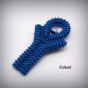 Kék gyöngyfűzött kitűző - ékszer - kitűző és bross - Meska.hu