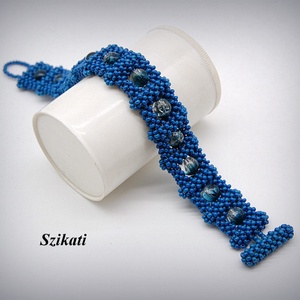 Kék fémmentes gyöngyfűzött karkötő - Meska.hu