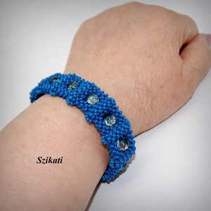 Kék fémmentes gyöngyfűzött karkötő - ékszer - karkötő - gyöngyös karkötő - Meska.hu