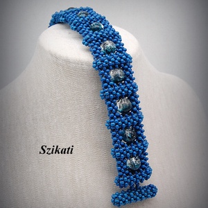 Kék fémmentes gyöngyfűzött karkötő - ékszer - karkötő - gyöngyös karkötő - Meska.hu