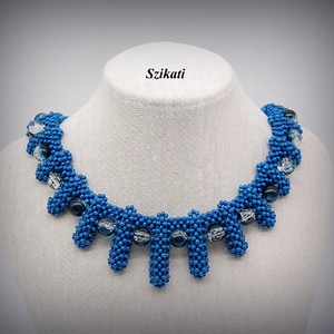 Kék fémmentes gyöngyfűzött nyakék - Meska.hu