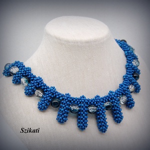 Kék fémmentes gyöngyfűzött nyakék - ékszer - nyaklánc - gyöngyös nyaklánc - Meska.hu