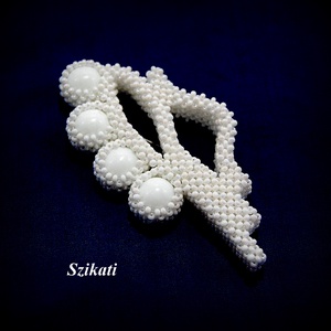 Fehér gyöngyfűzött kitűző, Ékszer, Kitűző és Bross, Gyöngyfűzés, gyöngyhímzés, Ékszerkészítés, MESKA