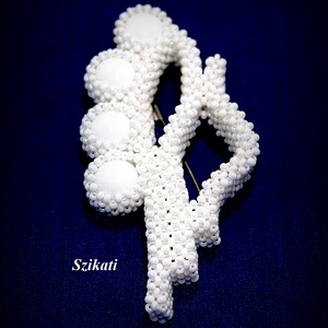Fehér gyöngyfűzött kitűző - ékszer - kitűző és bross - Meska.hu