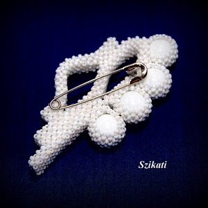 Fehér gyöngyfűzött kitűző - ékszer - kitűző és bross - Meska.hu