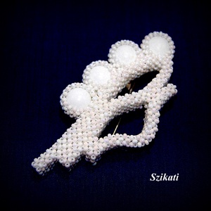 Fehér gyöngyfűzött kitűző - ékszer - kitűző és bross - Meska.hu