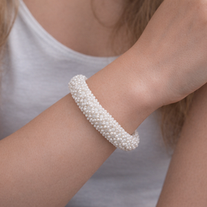 Fehér fémmentes gyöngyfűzött karperec teklagyönggyel - ékszer - karkötő - karperec - Meska.hu