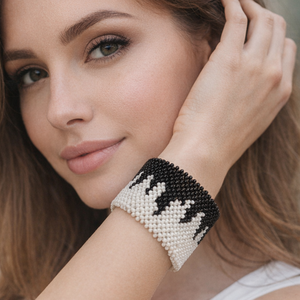 Fekete - fehér gyöngyfűzött karkötő, Ékszer, Karkötő, Széles karkötő, Ékszerkészítés, Gyöngyfűzés, gyöngyhímzés, MESKA