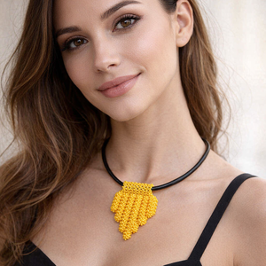 Sárga gyöngyfűzött medál fekete bőrszálon - Meska.hu