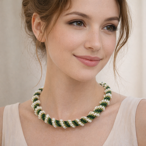 Zöld - beige gyöngyfűzött nyakék  - Meska.hu