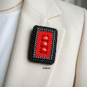 Piros - fekete gyöngyfűzött kitűző - Meska.hu