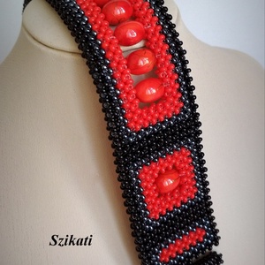 Piros - fekete fémmentes gyöngyfűzött karkötő - ékszer - karkötő - széles karkötő - Meska.hu