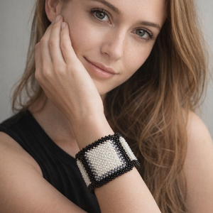 Fekete - fehér fémmentes gyöngyfűzött széles karkötő - Meska.hu