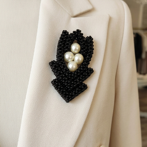 Fekete - gyöngyház gyöngyfűzött kitűző - Meska.hu