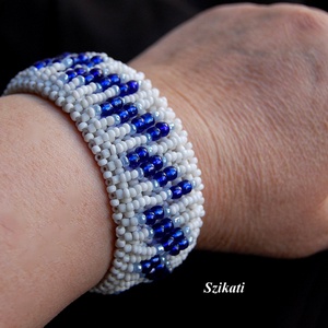 Kék - fehér gyöngyfűzött karkötő - ékszer - karkötő - gyöngyös karkötő - Meska.hu
