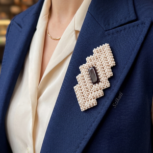 Beige gyöngyfűzött kitűző - ékszer - kitűző és bross - Meska.hu