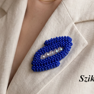Királykék gyöngyfűzött kitűző - ékszer - kitűző és bross - Meska.hu