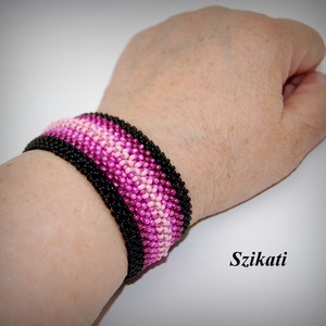Pink - lila - fekete gyöngyfűzött karkötő - ékszer - karkötő - gyöngyös karkötő - Meska.hu
