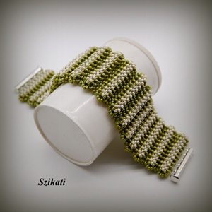 Zöld - beige széles gyöngyfűzött karkötő - ékszer - karkötő - széles karkötő - Meska.hu