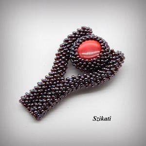 Sötét lila gyöngyfűzött kitűző - ékszer - kitűző és bross - Meska.hu