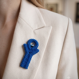 Kék gyöngyfűzött kitűző - ékszer - kitűző és bross - Meska.hu