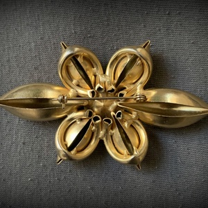 Vintage arany színű kitűző különleges alkalomra - ékszer - kitűző és bross - Meska.hu