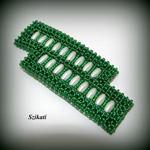 Sötétzöld gyöngyfűzött kitűző teklagyönggyel - ékszer - kitűző és bross - Meska.hu