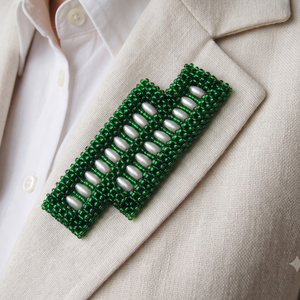 Sötétzöld gyöngyfűzött kitűző teklagyönggyel - ékszer - kitűző és bross - Meska.hu