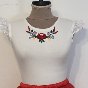 Hímzett body piros tüllszoknyával - esküvő - ruha - menyecske ruha - Meska.hu