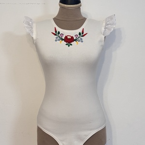 Hímzett body piros tüllszoknyával - esküvő - ruha - menyecske ruha - Meska.hu