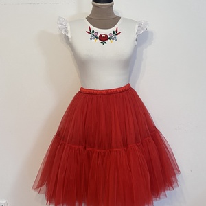 Hímzett body piros tüllszoknyával - esküvő - ruha - menyecske ruha - Meska.hu