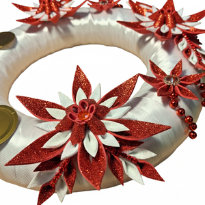 Adventi koszorú csillámos dekorgumi virágokkal, gyertyákkal.Fehér-piros - karácsony - adventi díszek - adventi koszorú - Meska.hu