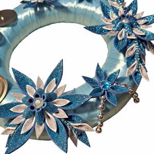 Adventi koszorú csillámos dekorgumi virágokkal, gyertyákkal. Kék-ezüst - karácsony - adventi díszek - adventi koszorú - Meska.hu