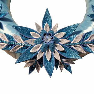 Adventi koszorú csillámos dekorgumi virágokkal, gyertyákkal. Kék-ezüst - karácsony - adventi díszek - adventi koszorú - Meska.hu