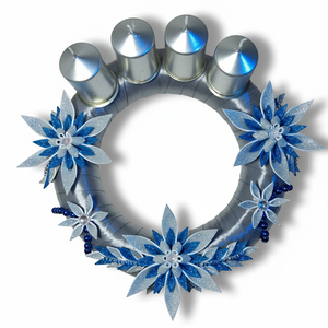 Adventi koszorú csillámos dekorgumi virágokkal, gyertyákkal. Ezüst-kék - Meska.hu