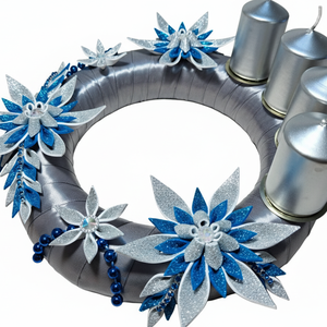 Adventi koszorú csillámos dekorgumi virágokkal, gyertyákkal. Ezüst-kék - karácsony - adventi díszek - adventi koszorú - Meska.hu