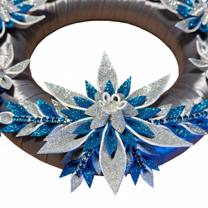 Adventi koszorú csillámos dekorgumi virágokkal, gyertyákkal. Ezüst-kék - karácsony - adventi díszek - adventi koszorú - Meska.hu