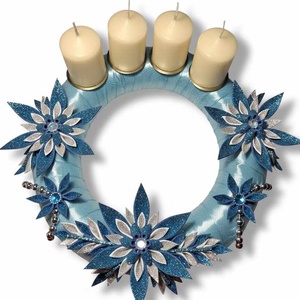 Adventi koszorú csillámos dekorgumi virágokkal, gyertyákkal. Kék-ezüst, Karácsony, Adventi díszek, Adventi koszorú, Dekorgumi, Mindenmás, MESKA