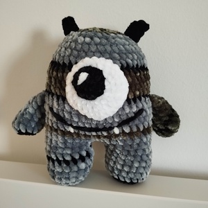 Horgolt szörnyike, Játék & Sport, Plüssállat & Játékfigura, Szörnyike, Horgolás, Mérete: 16 cm

Zsenília fonalból készült, szilikonizált poliészter golyóval van töltve.

Kézzel mos..., MESKA