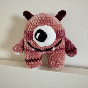 Horgolt rózsaszín szörnyike, Játék & Sport, Plüssállat & Játékfigura, Szörnyike, Horgolás, Mérete: 16 cm

Zsenília fonalból készült, szilikonizált poliészter golyóval van töltve.

Kézzel mos..., MESKA