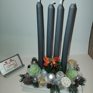 Adventi asztaldísz masnival, Karácsony, Adventi díszek, Adventi asztaldísz, Virágkötés, Adventi asztaldísz termésekkel, pozsgással karácsonyi masnival zöld hosszú gyertyákkal kb 20 cm-es ..., MESKA
