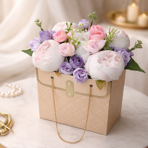 Elegáns virágtáska élethű peóniával és rózsával, Otthon & Életmód, Dekoráció, Asztal és polc dekoráció, Asztaldísz, Virágkötés, MESKA